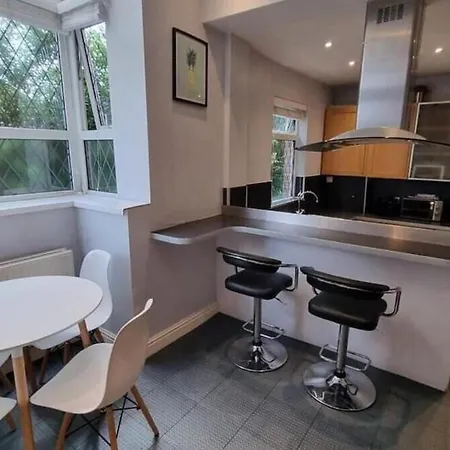 Near Mancity-center Sleeps11-4bigbedrooms,2xxl Lounges-2toillets-1xl Kitchen For Big Groups