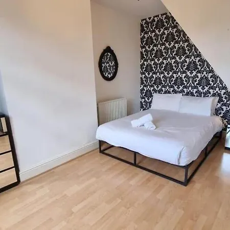 Near Mancity-center Sleeps11-4bigbedrooms,2xxl Lounges-2toillets-1xl Kitchen For Big Groups 別荘