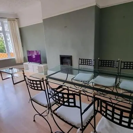 別荘 Near Mancity-center Sleeps11-4bigbedrooms,2xxl Lounges-2toillets-1xl Kitchen For Big Groups *