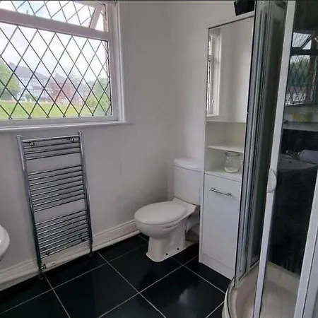 Casa de Férias Near Centre Sleeps 11, 4-spacious Bed Rooms,2-lounges 2-toilets 1-kitchen Ideal Familys&groups Manchester