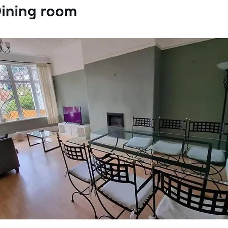 Near Mancity-center Sleeps11-4bigbedrooms,2xxl Lounges-2toillets-1xl Kitchen For Big Groups