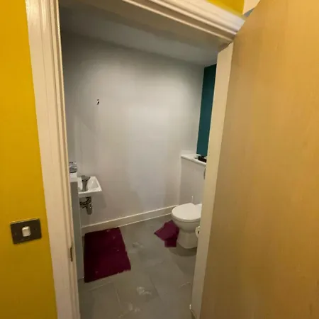 Spacious 4bd 3bt - Etihad - Coop - Pool Table - Free Parking Holiday home Manchester
