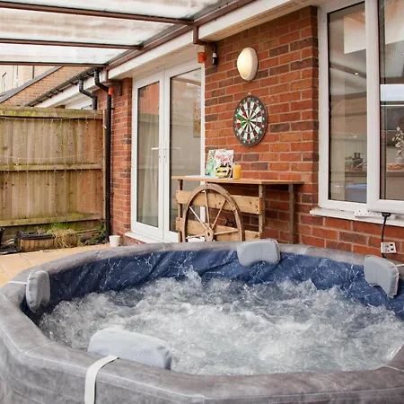 Luxe Stays-sleeps 9-hot Tub-pool * Manchester