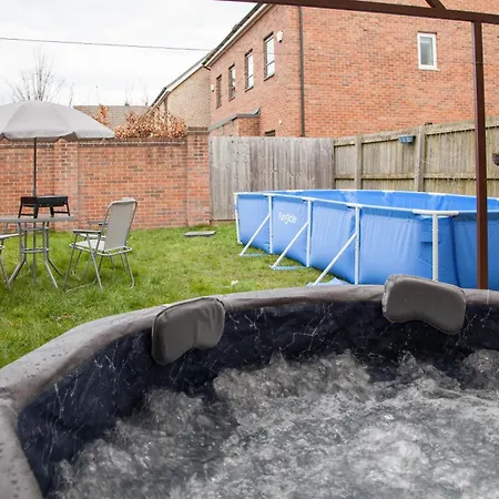 Holiday home Luxe Stays-sleeps 9-hot Tub-pool
