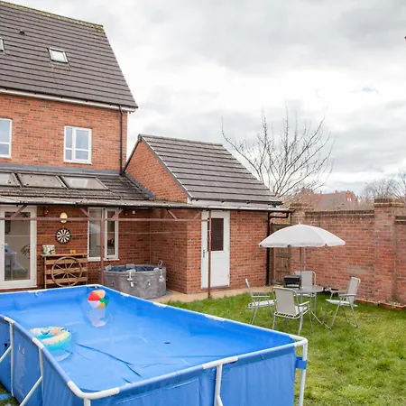 Holiday home Luxe Stays-sleeps 9-hot Tub-pool *