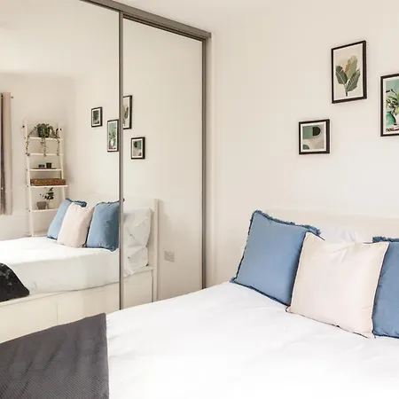 Luxe Stays-sleeps 9-hot Tub-pool Holiday home Manchester