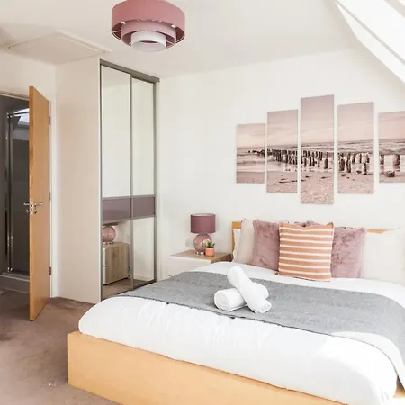Holiday home Luxe Stays-sleeps 9-hot Tub-pool Manchester