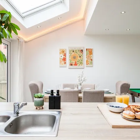 Holiday home Luxe Stays-sleeps 9-hot Tub-pool *