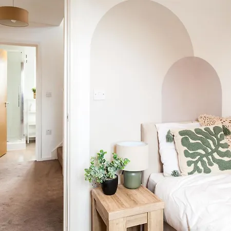 Holiday home Luxe Stays-sleeps 9-hot Tub-pool
