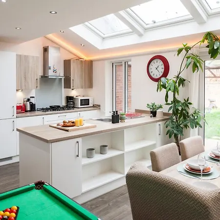 Holiday home Luxe Stays-sleeps 9-hot Tub-pool *