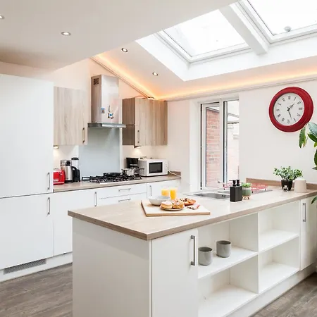 Holiday home Luxe Stays-sleeps 9-hot Tub-pool *