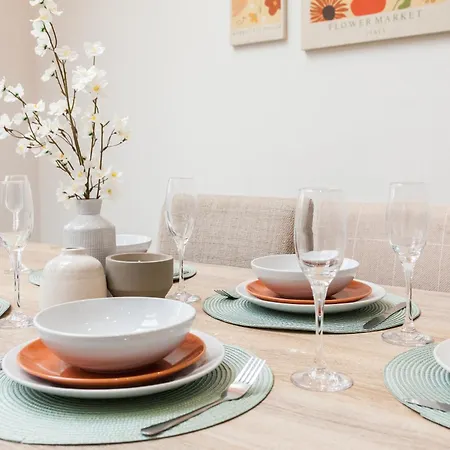 Holiday home Luxe Stays-sleeps 9-hot Tub-pool