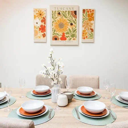 Luxe Stays-sleeps 9-hot Tub-pool Holiday home Manchester