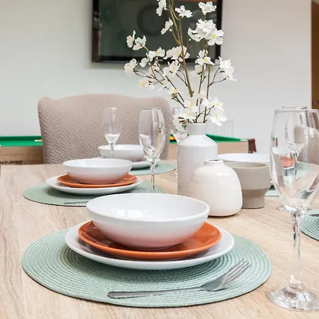 Holiday home Luxe Stays-sleeps 9-hot Tub-pool *