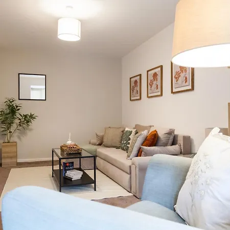 Luxe Stays-sleeps 9-hot Tub-pool * Manchester