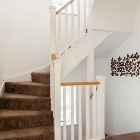 Luxe Stays-sleeps 9-hot Tub-pool * Manchester