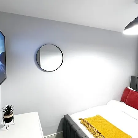 Luxury Spacious 4 Bedroom House - Free Parking - 5 Mins From Centre Manchester