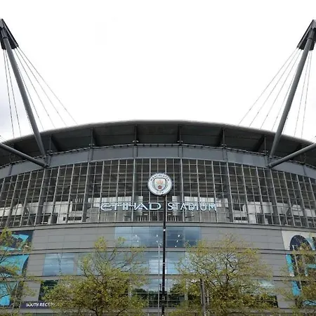 Luxury Spacious 4 Bedroom House - Free Parking - 5 Mins From Centre *