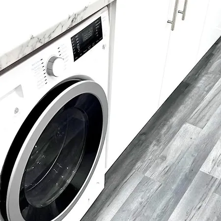 Luxury Spacious 4 Bedroom House - Free Parking - 5 Mins From Centre Apartment