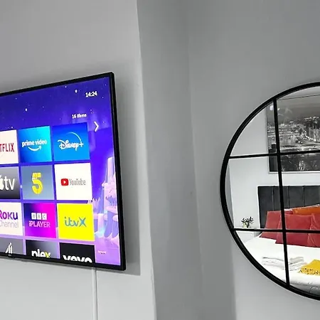 Apartment Luxury Spacious 4 Bedroom House - Free Parking - 5 Mins From Centre