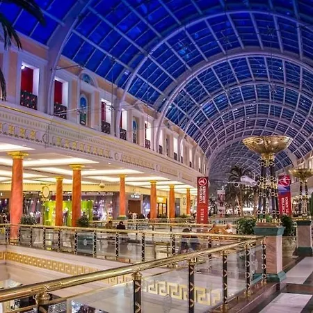 Luxury Spacious 4 Bedroom House - Free Parking - 5 Mins From Centre Apartment