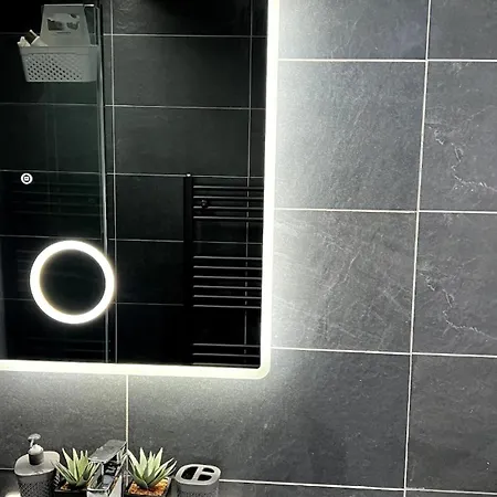 Luxury Spacious 4 Bedroom House - Free Parking - 5 Mins From Centre * Manchester