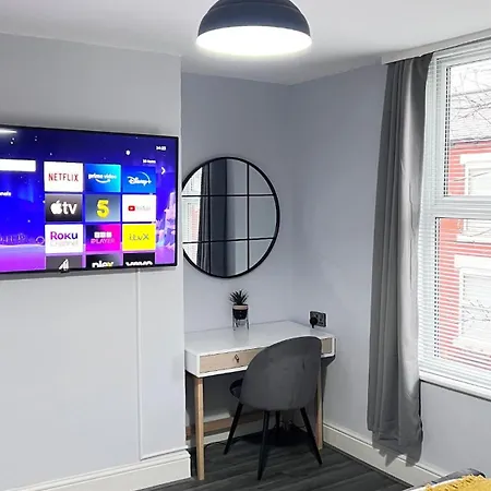 Luxury Spacious 4 Bedroom House - Free Parking - 5 Mins From Centre Apartment Manchester