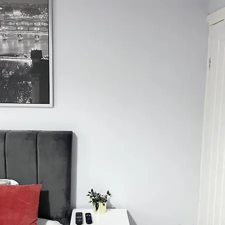 Apartment Luxury Spacious 4 Bedroom House - Free Parking - 5 Mins From Centre Manchester