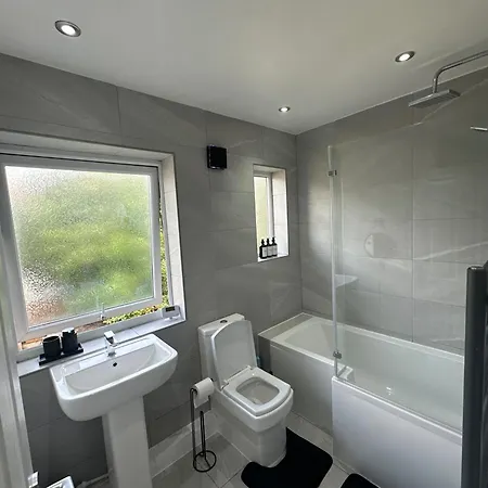 Ferienhaus Airport House - Long Near Hospital! *