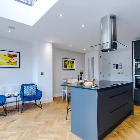 4 Bed House-2 Parking Spaces-vibrant Location