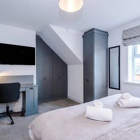 4 Bed House-2 Parking Spaces-vibrant Location Σπίτι διακοπών Μάντσεστερ