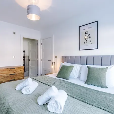 4 Bed House-2 Parking Spaces-vibrant Location *