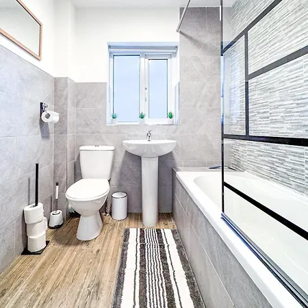 Cozy 2 Bed - Free Parking, Great Location By Vista Short Lets بيت للعطل *