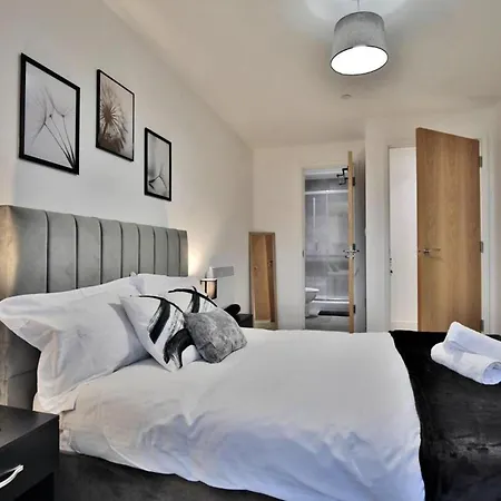 - 2-bed - Sleeps 4 - Wifi