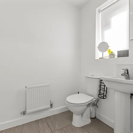 Large Family House With Free Parking - 3 Bedrooms 6 Beds Feriehus