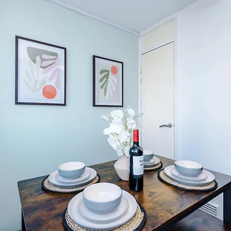 Appartement New ! Riverbank Loft, Stylish Apartment, Free Parking, Close To Centre & Sleeps 7 Manchester