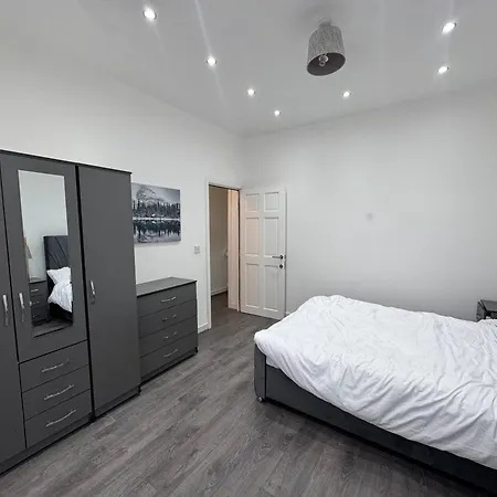 Housesleeps9-patio-parking-familyok