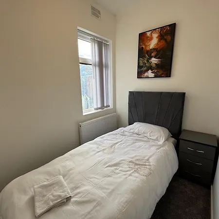 Housesleeps9-patio-parking-familyok