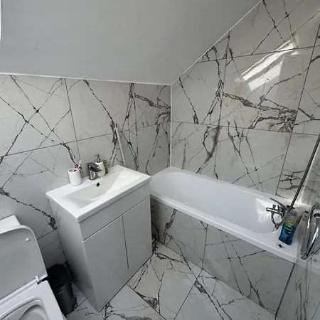Housesleeps9-patio-parking-familyok Holiday home Manchester