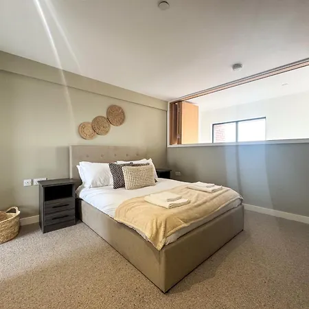 3bdr Penthouse By Torr Group Short Lets & Serviced With Private Rooftop Garden Manchester