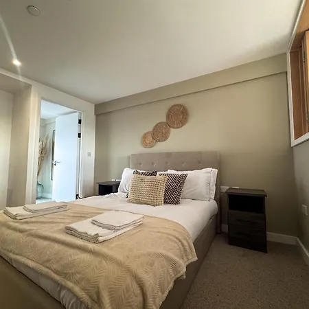 3bdr Penthouse By Torr Group Short Lets & Serviced With Private Rooftop Garden *