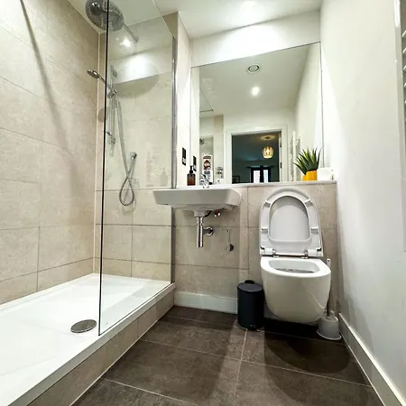 Centrally Located 2bdr Townhouse By Torr Group Short Lets & Serviced With Free Parking * Манчестер