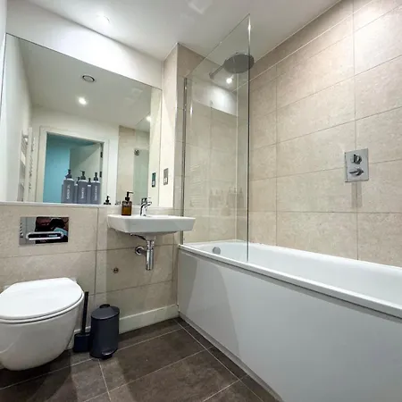 Centrally Located 2bdr Townhouse By Torr Group Short Lets & Serviced With Free Parking Манчестер