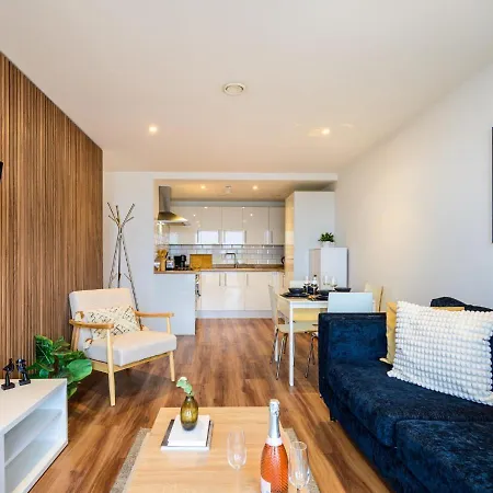 2-bedroom At Vibrant Salford Quays Apartment Manchester