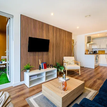 2-bedroom At Vibrant Salford Quays Apartment