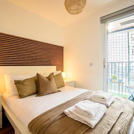 2-bedroom At Vibrant Salford Quays Apartment *