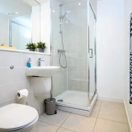 2-bedroom At Vibrant Salford Quays * Manchester