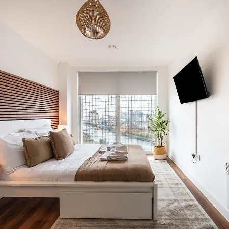 2-bedroom At Vibrant Salford Quays * Manchester