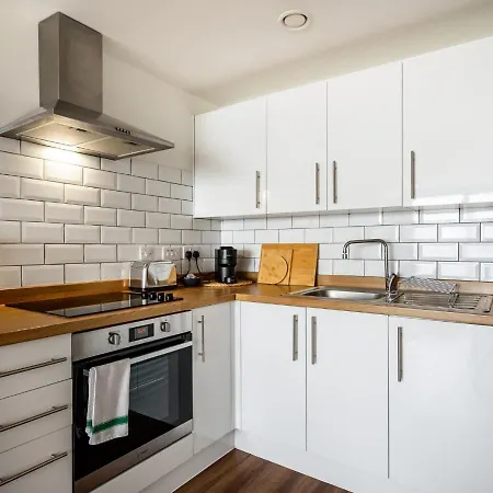 2-bedroom At Vibrant Salford Quays Apartment *