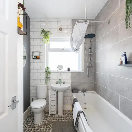 Winslow House- Close To Coop Etihad & Free Parking בית נופש